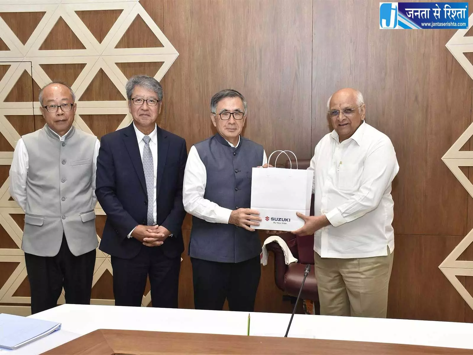 गुजरात में निवेश को लेकर सुजुकी मोटर्स के साथ CM की अहम बैठक गुजरात में निवेश को लेकर सुजुकी मोटर्स के साथ CM की अहम बैठक