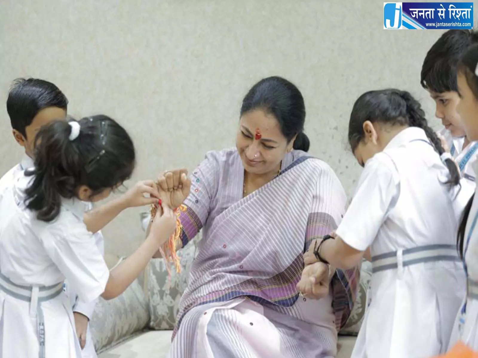 स्कूल बच्चों के साथ रक्षाबंधन मनाने पहुंचीं दिल्ली CM स्कूल बच्चों के साथ रक्षाबंधन मनाने पहुंचीं दिल्ली CM