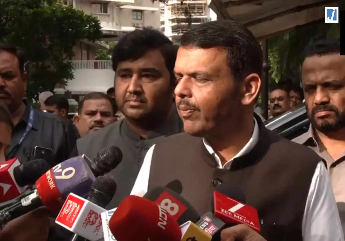 ऑटो टैक्सी चालकों को मराठी सीखने के लिए एक साल का समय देंगे सीएम फडणवीस ऑटो टैक्सी चालकों को मराठी सीखने के लिए एक साल का समय देंगे सीएम फडणवीस