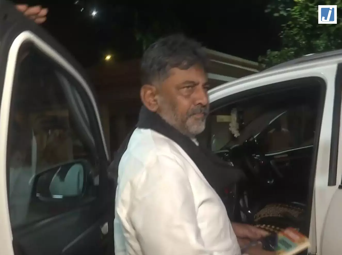 दिल्ली से रवाना हुए कर्नाटक सीएम डीके शिवकुमार राजनीतिक गतिविधियों पर नजर दिल्ली से रवाना हुए कर्नाटक सीएम डीके शिवकुमार राजनीतिक गतिविधियों पर नजर