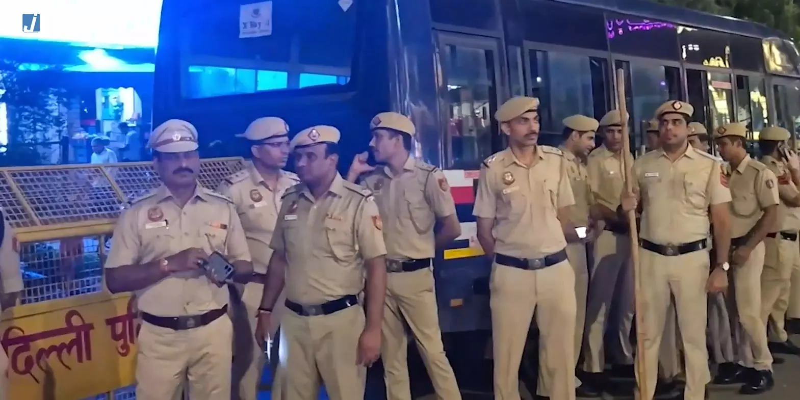 रक्षाबंधन से पहले लाजपत नगर में पुलिस का फ्लैग मार्च डीसीपी ने लिया सुरक्षा व्यवस्था का जायजा रक्षाबंधन से पहले लाजपत नगर में पुलिस का फ्लैग मार्च डीसीपी ने लिया सुरक्षा व्यवस्था का जायजा