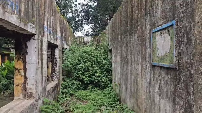 स्कूल भवन की बदहाली पर पालकों का फूटा गुस्सा, तालाबंदी कर किया प्रदर्शन स्कूल भवन की बदहाली पर पालकों का फूटा गुस्सा, तालाबंदी कर किया प्रदर्शन