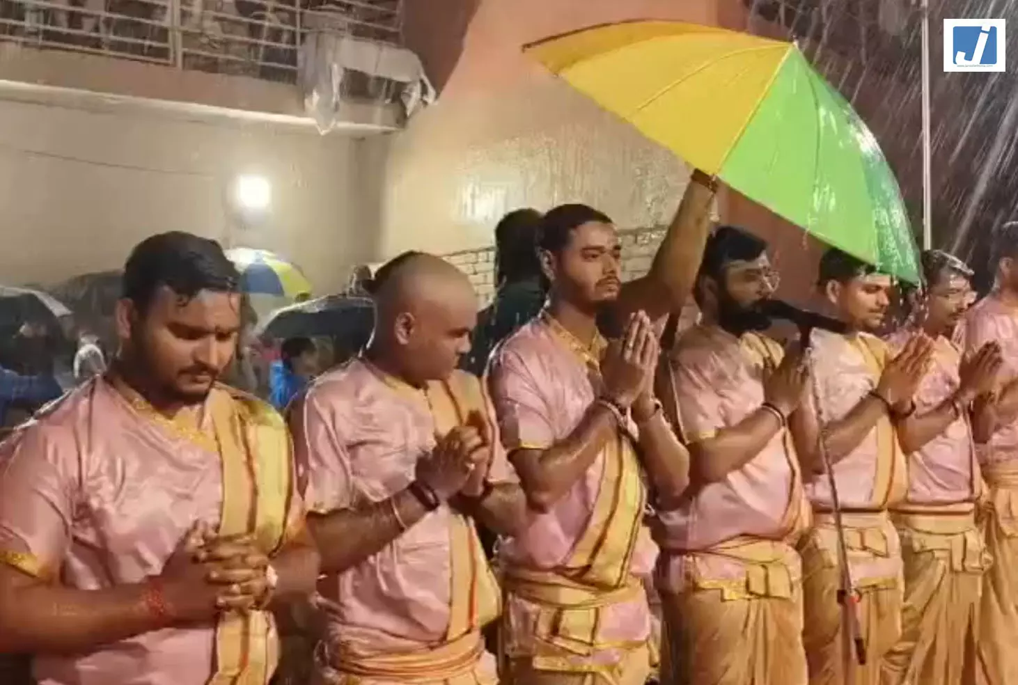 वाराणसी में नेपाल बाढ़ पीड़ितों के लिए मां गंगा की पूजा अर्चना की गई वाराणसी में नेपाल बाढ़ पीड़ितों के लिए मां गंगा की पूजा अर्चना की गई