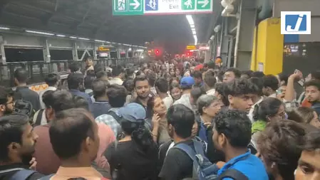 रक्षा बंधन से पहले नोएडा के बोटेनिकल गार्डन मेट्रो स्टेशन पर उमड़ा यात्रियों का सैलाब रक्षा बंधन से पहले नोएडा के बोटेनिकल गार्डन मेट्रो स्टेशन पर उमड़ा यात्रियों का सैलाब