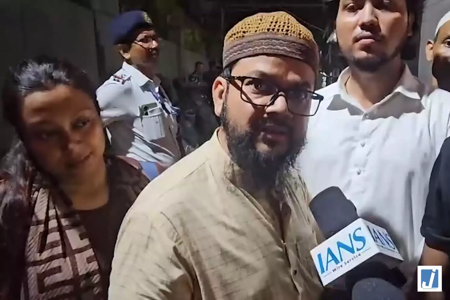 TMC का होर्डिंग हटाने पर विवाद भाजपा डरी हुई है बोले विधायक कासेम सिद्दीकी TMC का होर्डिंग हटाने पर विवाद भाजपा डरी हुई है बोले विधायक कासेम सिद्दीकी