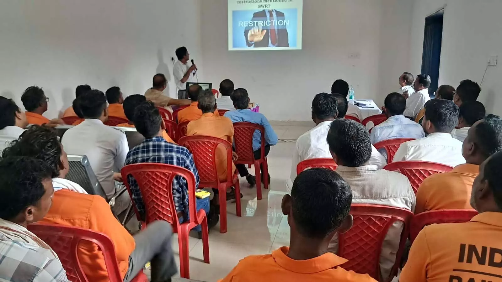 रायपुर रेल मंडल में ट्रेनों के सुरक्षित परिचालन को लेकर तिल्दा-नेवरा स्टेशन में संरक्षा सेमिनार का आयोजन किया गया रायपुर रेल मंडल में ट्रेनों के सुरक्षित परिचालन को लेकर तिल्दा-नेवरा स्टेशन में संरक्षा सेमिनार का आयोजन किया गया