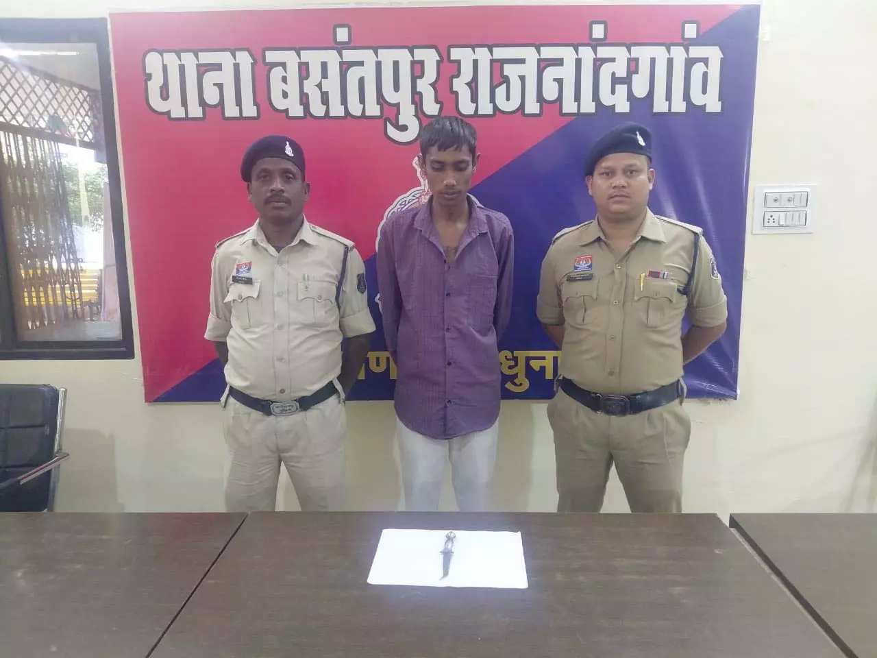 राजनांदगांव में धारदार चाकू के साथ बदमाश गिरफ्तार, जेल भेजा गया राजनांदगांव में धारदार चाकू के साथ बदमाश गिरफ्तार, जेल भेजा गया