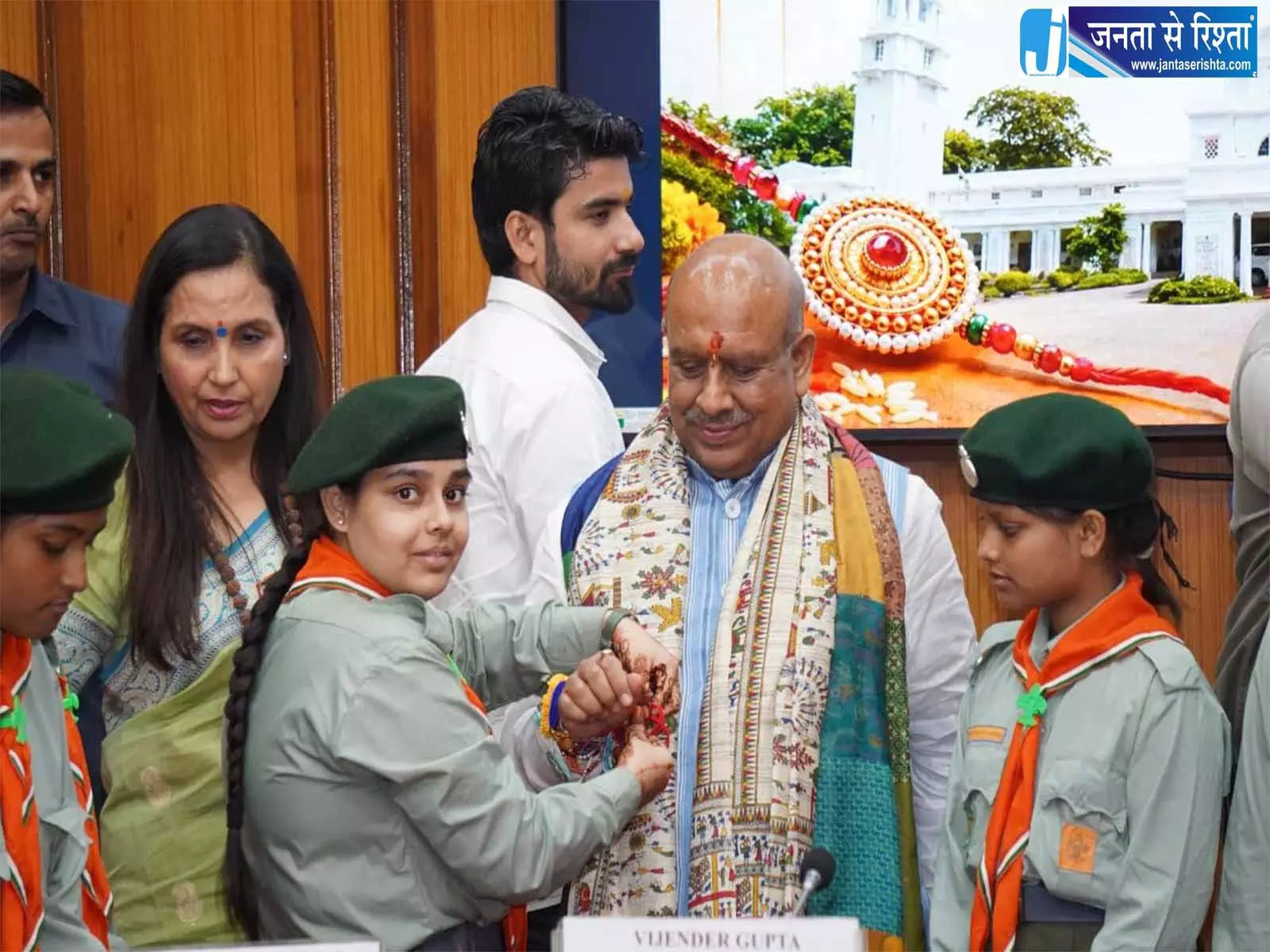 राखी को लोकतंत्र और नई पीढ़ी के रिश्ते का प्रतीक बताया राखी को लोकतंत्र और नई पीढ़ी के रिश्ते का प्रतीक बताया