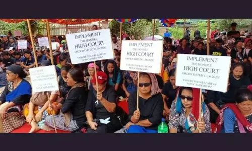 Manipur: राहत आदेश लागू करने की मांग को लेकर विस्थापितों का प्रदर्शन