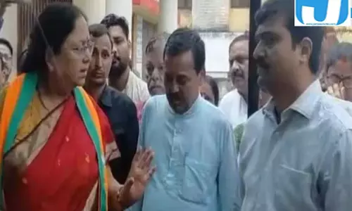 एटा में मंत्री और डीएम आमने सामने वीडियो हुआ वायरल एटा में मंत्री और डीएम आमने सामने वीडियो हुआ वायरल