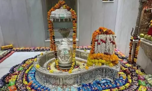 स्वयंभू शिवलिंग के पाताल में समाने की मान्यता से जुड़ी अनोखी कथा स्वयंभू शिवलिंग के पाताल में समाने की मान्यता से जुड़ी अनोखी कथा