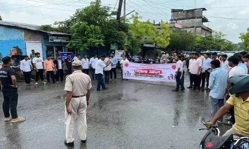 असम: पाथशाला में बढ़ती महंगाई के खिलाफ AASU का प्रदर्शन