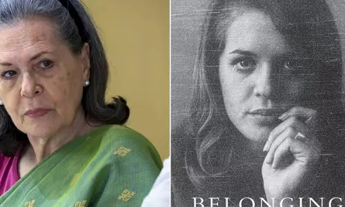 सोनिया गांधी की किताब पर अटका प्रकाशन