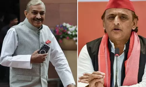 अखिलेश से मिले प्रमोद तिवारी, गठबंधन चर्चा तेज