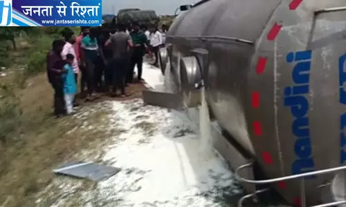 नेशनल हाईवे-48 पर दूध से भरा टैंकर पलटा, 21 हजार लीटर दूध बहा