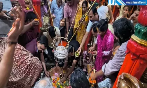 गोरखनाथ समेत शिवालयों में उमड़ी श्रद्धा भक्तों ने किया जलाभिषेक गोरखनाथ समेत शिवालयों में उमड़ी श्रद्धा भक्तों ने किया जलाभिषेक