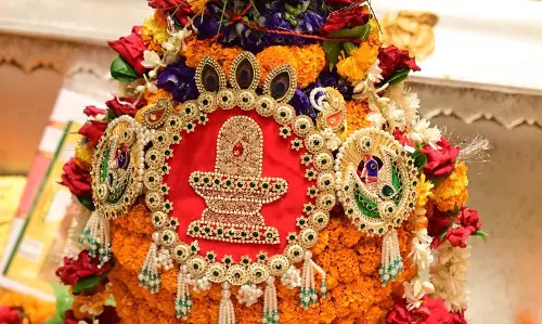 रक्षाबंधन पर बाबा विश्वनाथ को राखी अर्पित
