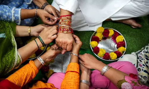 रक्षाबंधन पर राहुल, प्रियंका और खड़गे ने देशवासियों को दी शुभकामनाएं रक्षाबंधन पर राहुल, प्रियंका और खड़गे ने देशवासियों को दी शुभकामनाएं