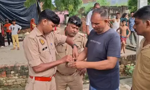 घर के बाहर मिला हैंड ग्रेनेड, गांव में मचा हड़कंप, पुलिस ने बम निरोधक दस्ते को बुलाया घर के बाहर मिला हैंड ग्रेनेड, गांव में मचा हड़कंप, पुलिस ने बम निरोधक दस्ते को बुलाया