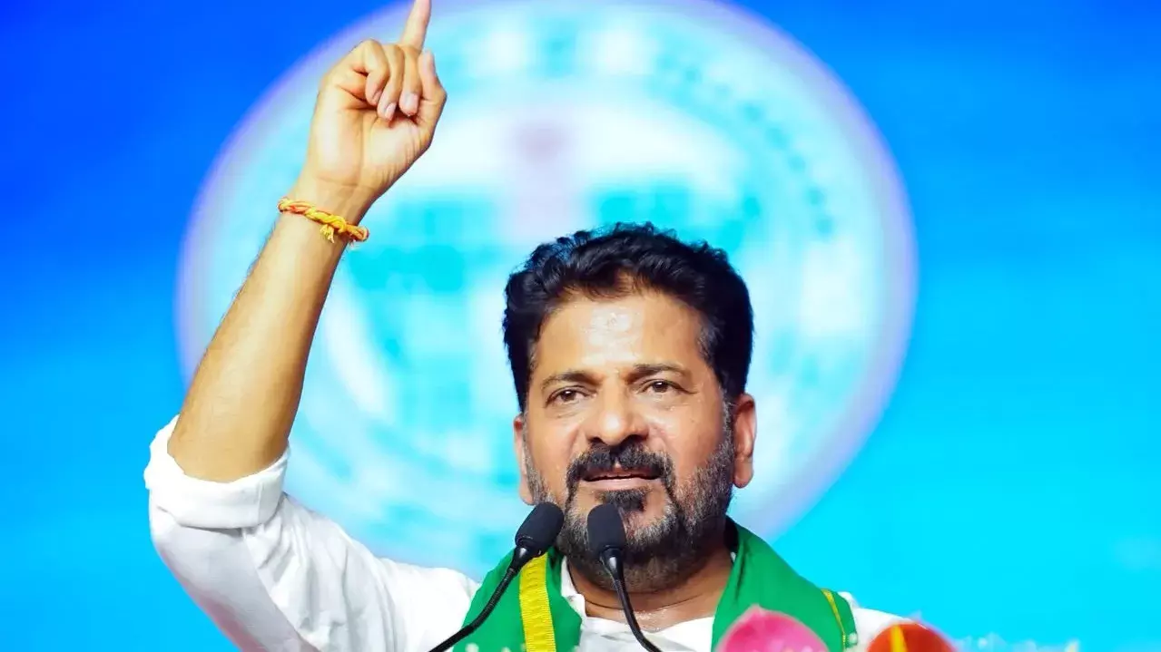 विवाद के बीच तेलंगाना की मंत्री ने CM रेवंत रेड्डी को बांधी राखी