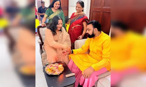 बिहार: सीएम सम्राट चौधरी ने कलाई पर बंधवाई राखी, तेजस्वी ने महिलाओं के सम्मान का लिया संकल्प