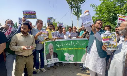 Srinagar बिजली बढ़ोतरी के खिलाफ PDP का प्रदर्शन Srinagar बिजली बढ़ोतरी के खिलाफ PDP का प्रदर्शन