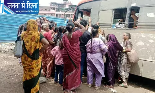 रक्षाबंधन पर बस अड्डों पर उमड़ी भीड़, मुफ्त यात्रा योजना से महिलाओं को राहत रक्षाबंधन पर बस अड्डों पर उमड़ी भीड़, मुफ्त यात्रा योजना से महिलाओं को राहत