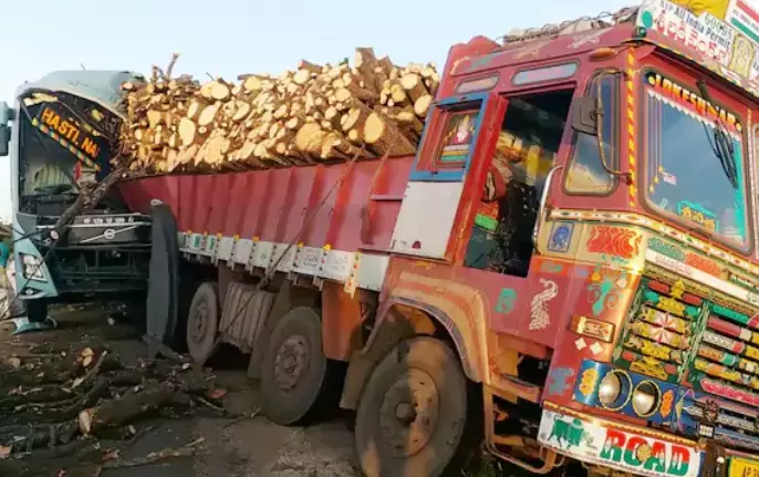 तिरुपति में तेज़ रफ़्तार कर्नाटक RTC बस के लॉरी से टकराने से 16 लोग घायल हो गए तिरुपति में तेज़ रफ़्तार कर्नाटक RTC बस के लॉरी से टकराने से 16 लोग घायल हो गए