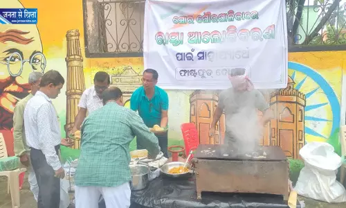 स्ट्रीटलाइट की मरम्मत में देरी पर ओडिशा में पार्षदों का अनोखा प्रदर्शन स्ट्रीटलाइट की मरम्मत में देरी पर ओडिशा में पार्षदों का अनोखा प्रदर्शन