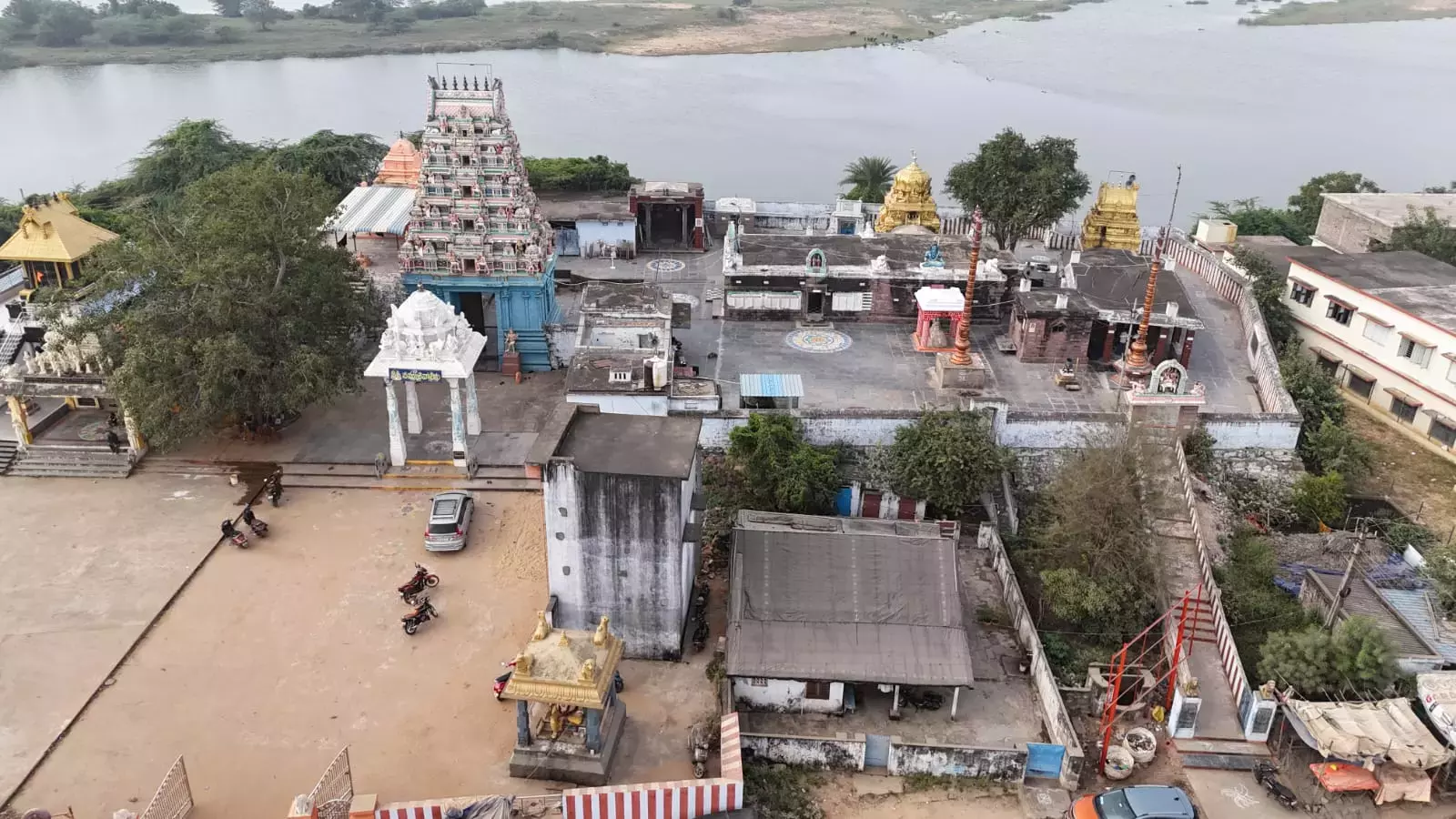 Andhra: सोमासिला का बाढ़ से प्रभावित प्राचीन शिव मंदिर फिर से बनने को तैयार है Andhra: सोमासिला का बाढ़ से प्रभावित प्राचीन शिव मंदिर फिर से बनने को तैयार है