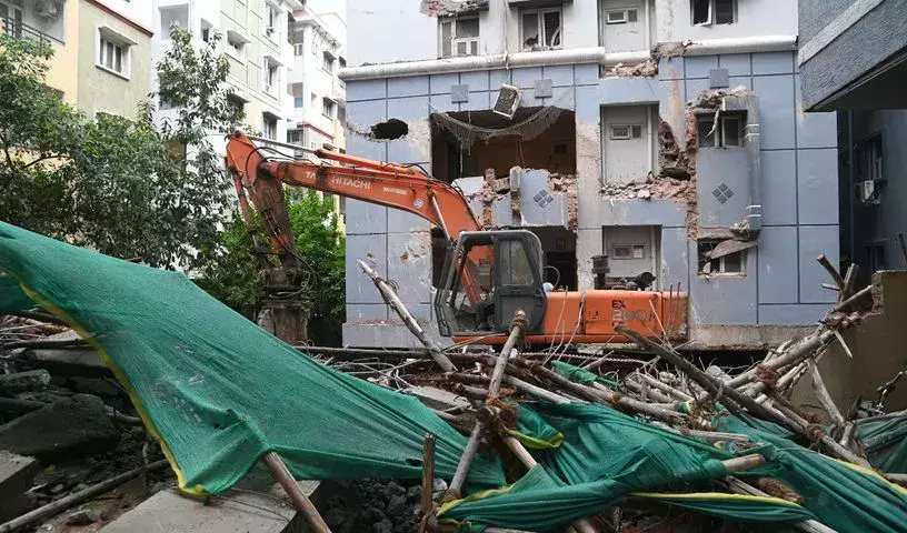 Telangana: अवैध संरचनाओं को आंशिक रूप से हटाने पर विध्वंस अभियान पर सवाल उठ रहे हैं Telangana: अवैध संरचनाओं को आंशिक रूप से हटाने पर विध्वंस अभियान पर सवाल उठ रहे हैं