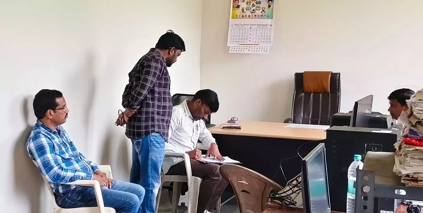 भूपालपल्ली: ACB ने माइंस AD के ठिकानों पर तलाशी ली, ₹3.06 करोड़ की संपत्ति का पता चला भूपालपल्ली: ACB ने माइंस AD के ठिकानों पर तलाशी ली, ₹3.06 करोड़ की संपत्ति का पता चला