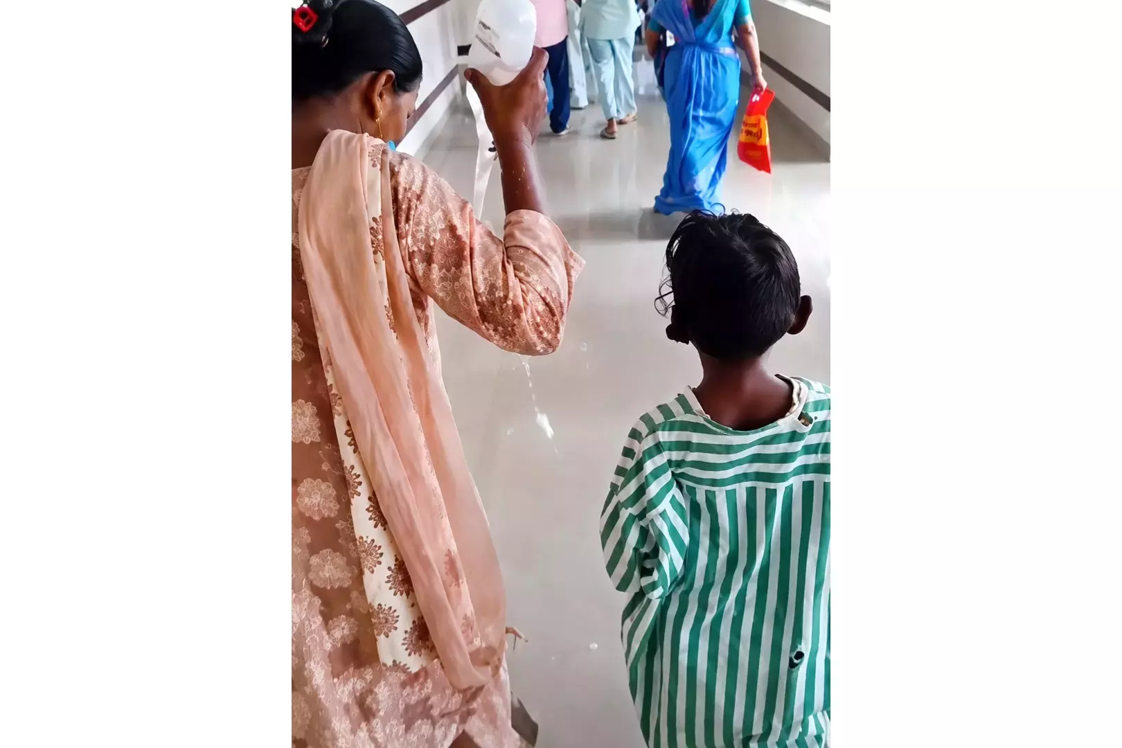 Telangana: MGM अस्पताल में मरीज़ बुनियादी सुविधाओं के लिए जूझ रहे हैं Telangana: MGM अस्पताल में मरीज़ बुनियादी सुविधाओं के लिए जूझ रहे हैं