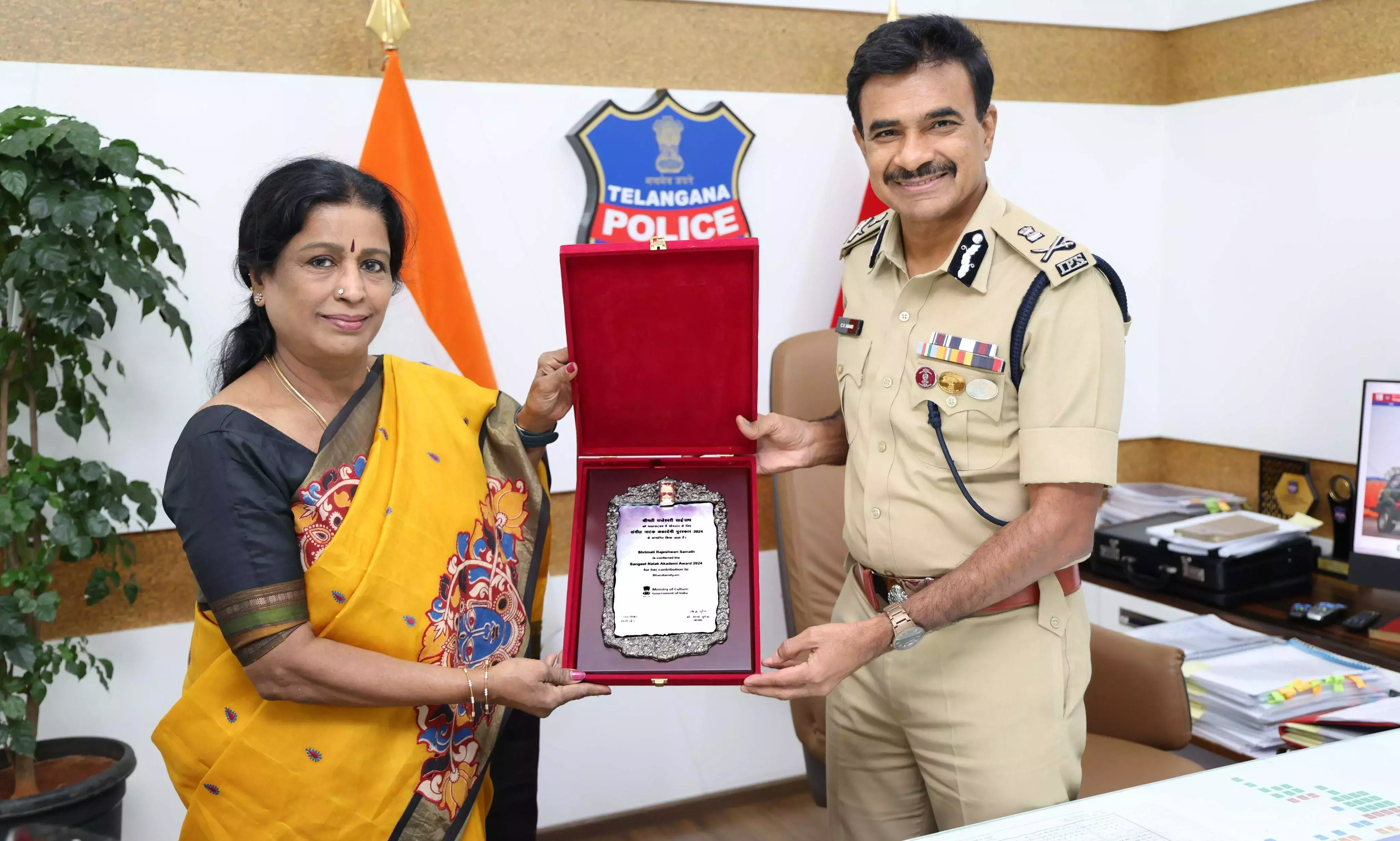 तेलंगाना के DGP CV आनंद ने भरतनाट्यम में डॉ. राजेश्वरी साईनाथ के योगदान की सराहना की