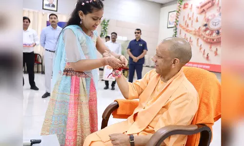 रक्षाबंधन पर CM योगी को बच्चियों ने बांधी राखी, ऑटोग्राफ लेकर पाईं चॉकलेट और तोहफे