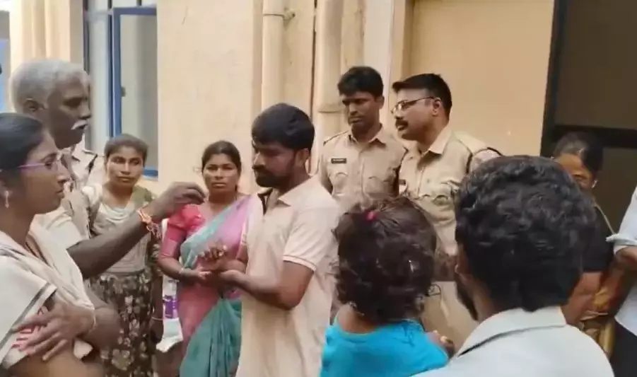 नलगोंडा सरकारी अस्पताल में नवजात की मौत, परिवार ने लगाया चिकित्सकीय लापरवाही का आरोप नलगोंडा सरकारी अस्पताल में नवजात की मौत, परिवार ने लगाया चिकित्सकीय लापरवाही का आरोप