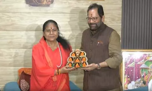 साध्वी निरंजन ज्योति ने मुख्तार नकवी को बांधी राखी, भाई-बहन के रिश्ते को मजबूत करने का दिया संदेश साध्वी निरंजन ज्योति ने मुख्तार नकवी को बांधी राखी, भाई-बहन के रिश्ते को मजबूत करने का दिया संदेश