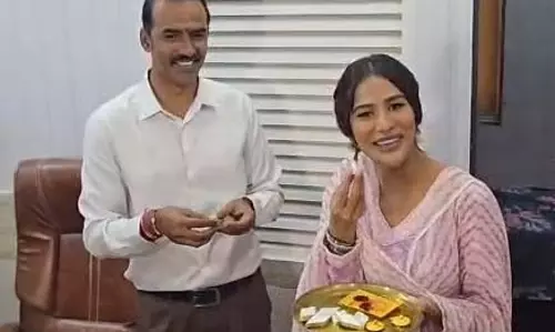 पूनम पांडे ने मुंबई पुलिस के अधिकारी को बांधी राखी, कहा-ये परिवार से हटकर रखते हैं हमारा ख्याल पूनम पांडे ने मुंबई पुलिस के अधिकारी को बांधी राखी, कहा-ये परिवार से हटकर रखते हैं हमारा ख्याल