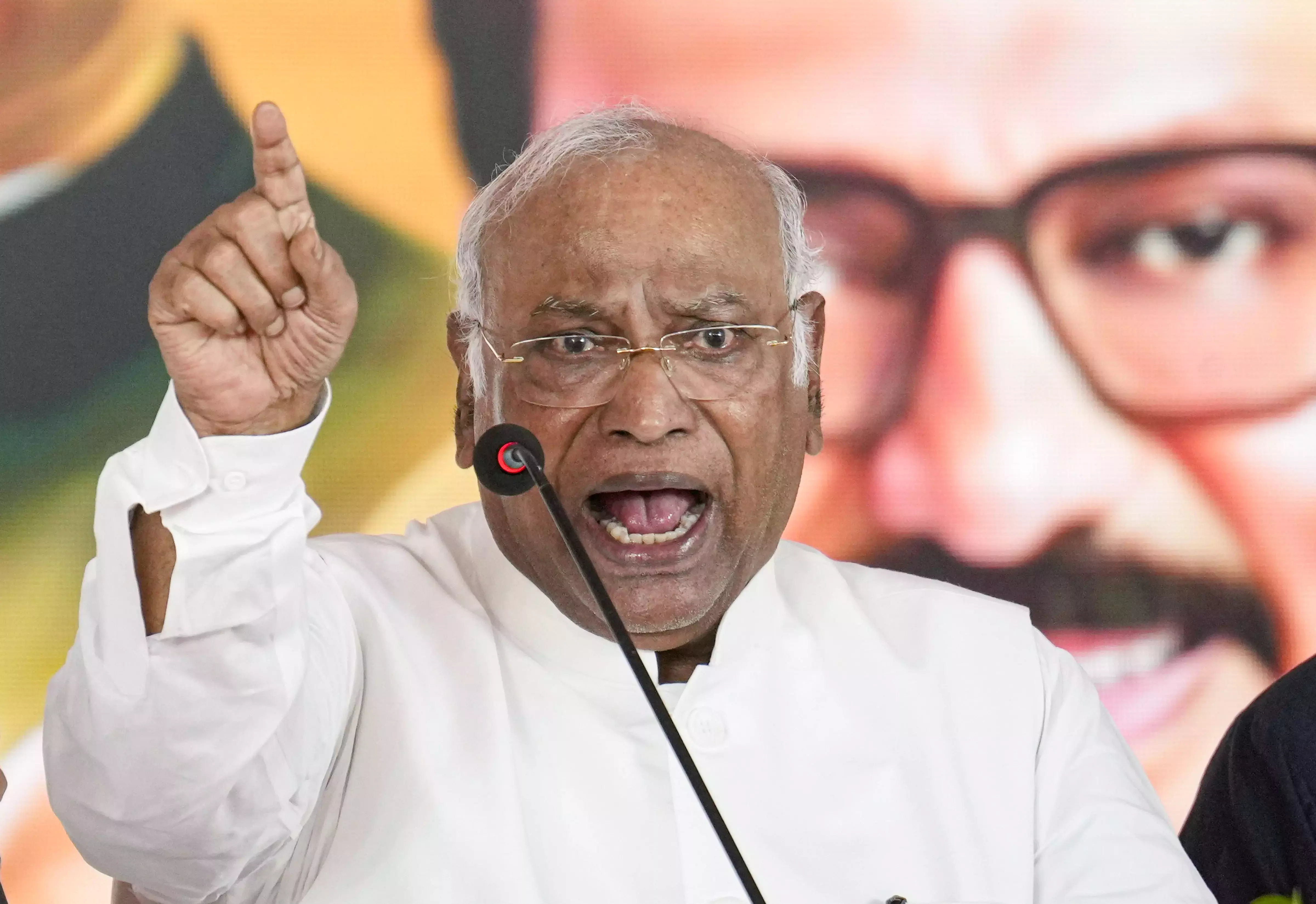 Karnataka कैबिनेट में फेरबदल पर खड़गे ने कहा, अभी कोई प्रस्ताव नहीं Karnataka कैबिनेट में फेरबदल पर खड़गे ने कहा, अभी कोई प्रस्ताव नहीं