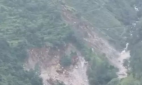 लखमारा गांव में भूस्खलन से बढ़ा खतरा