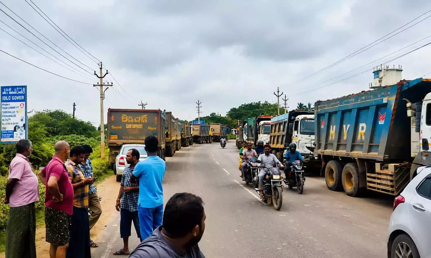 Andhra: ग्रामीणों ने बजरी ले जा रहे ट्रकों को रोका