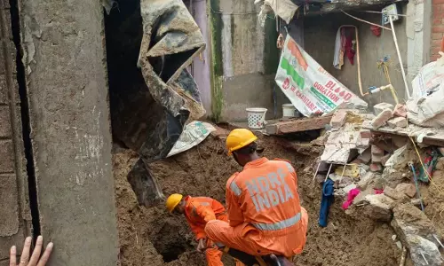 युवती को नहीं बचाया जा सका, घर का आंगन धंसा था युवती को नहीं बचाया जा सका, घर का आंगन धंसा था