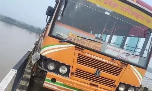 चलती बस का टायर निकला बड़ा हादसा टला चलती बस का टायर निकला बड़ा हादसा टला