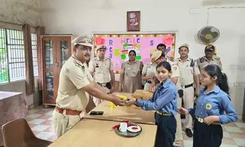 दिल्ली पुलिस ने सरकारी स्कूलों में रक्षा का वचन अभियान का किया आयोजन