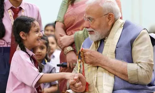 रक्षाबंधन पर बच्चों के बीच घुले-मिले पीएम मोदी, छोटी बच्चियों से बोले- महाकाल का प्रसाद मेरे लिए भी लाना