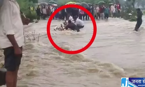 शिवपुरी में उफनती पुलिया पार करना पड़ा भारी, बाइक समेत बहा युवक; तैरकर बचाई जान