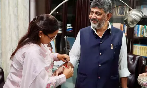 झारखंड मंत्री शिल्पी नेहा तिर्की ने CM शिवकुमार को बांधी राखी