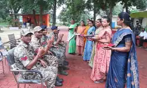 जिनसे कभी संघर्ष था, उन्हीं की कलाई पर बांधी राखी