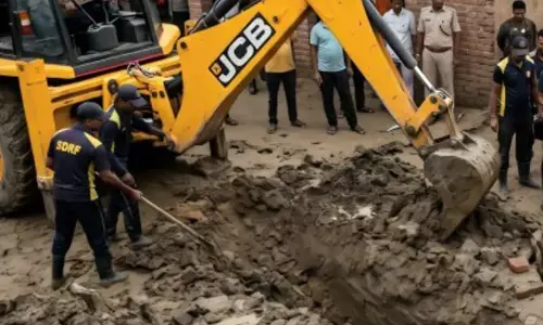रक्षाबंधन पर दर्दनाक हादसा मिट्टी धंसने से गई किशोरी की जान रक्षाबंधन पर दर्दनाक हादसा मिट्टी धंसने से गई किशोरी की जान