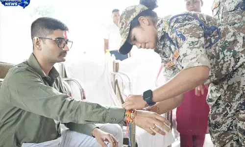 हिंसा छोड़ मुख्यधारा में लौटीं बहनों ने DRG जवानों की कलाई पर बांधी राखी
